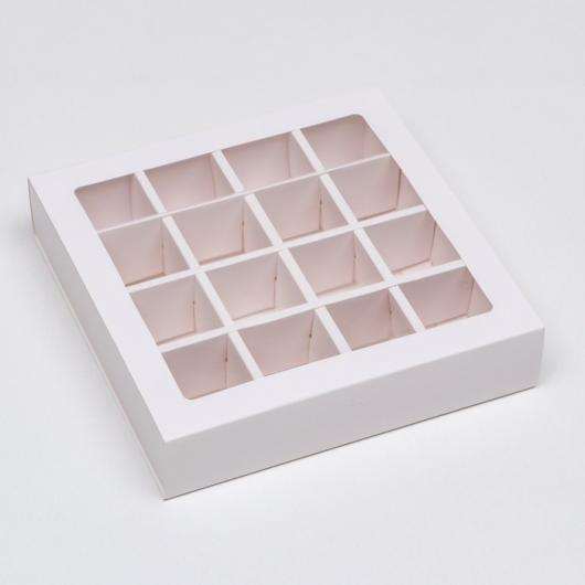 Коробка для конфет белая с окном 17,7*17,7*3,8см (16)